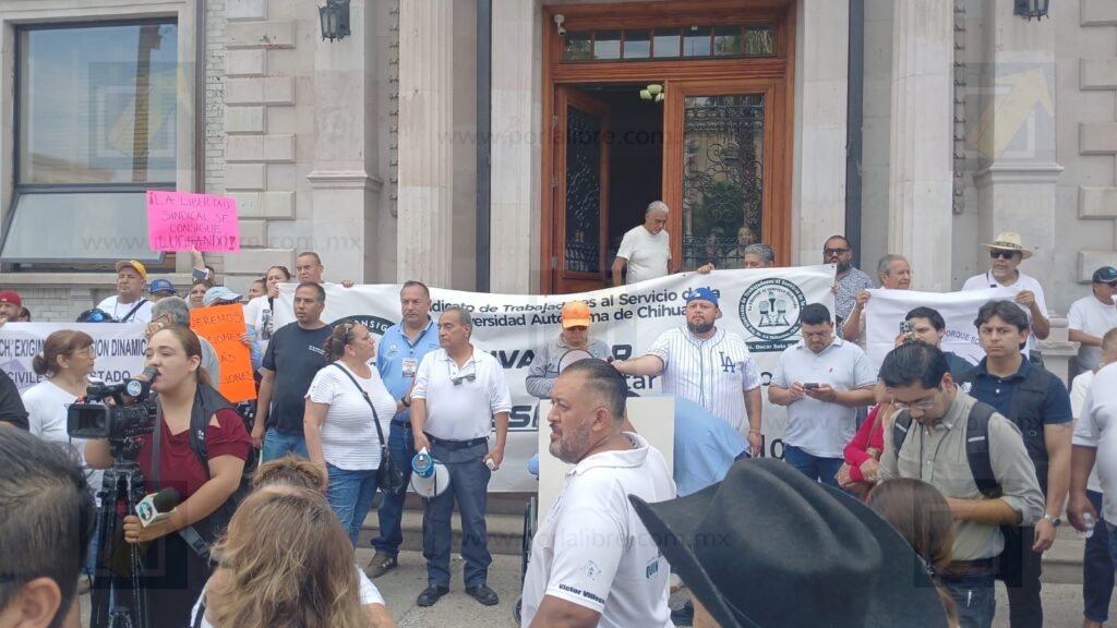 Trabajadores de la UACH se plantan en Rectoría; reclaman pago de horas extra y recategorizaciones