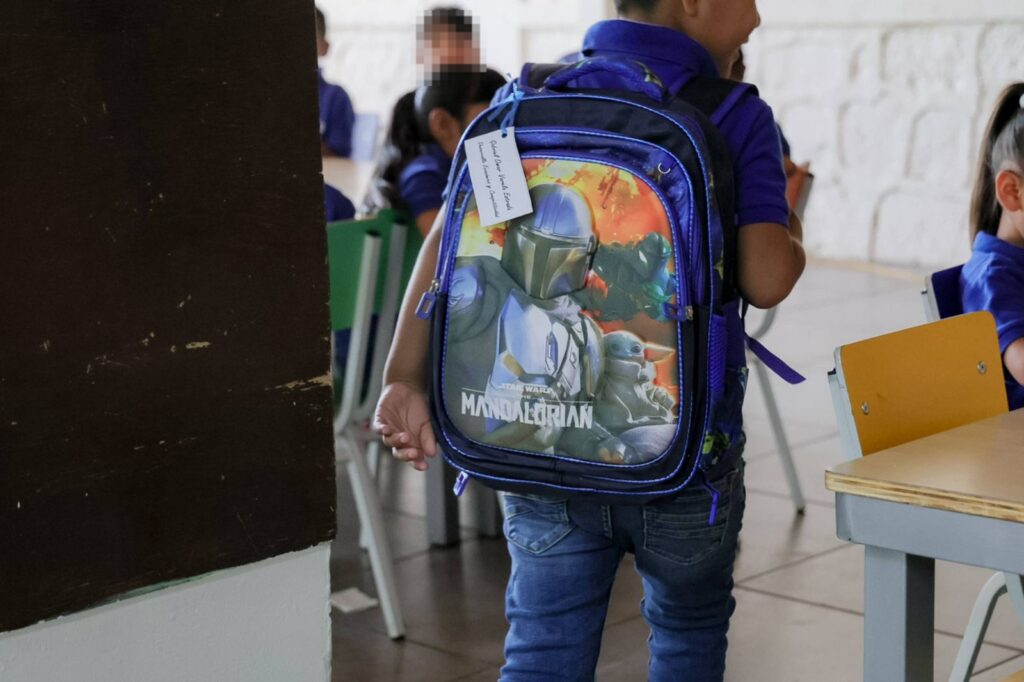 Convive Marco Bonilla con niñas y niños de Granja Hogar y entrega mochilas del Reto Útil