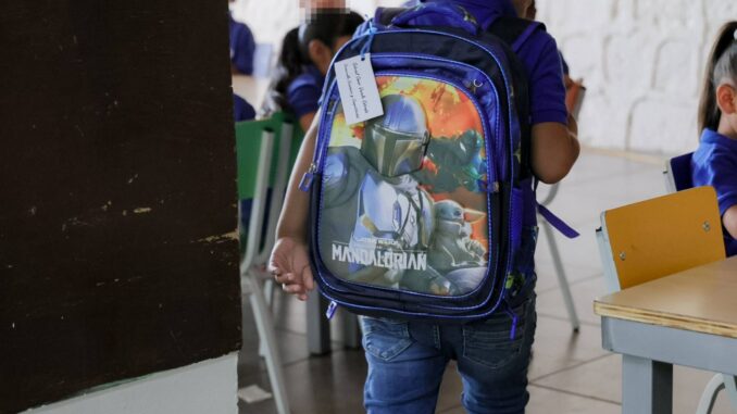 Convive Marco Bonilla con niñas y niños de Granja Hogar y entrega mochilas del Reto Útil