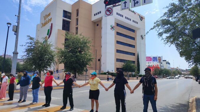 Tras tres días de protestas por plazas docentes normalistas bloquean la avenida Carranza 