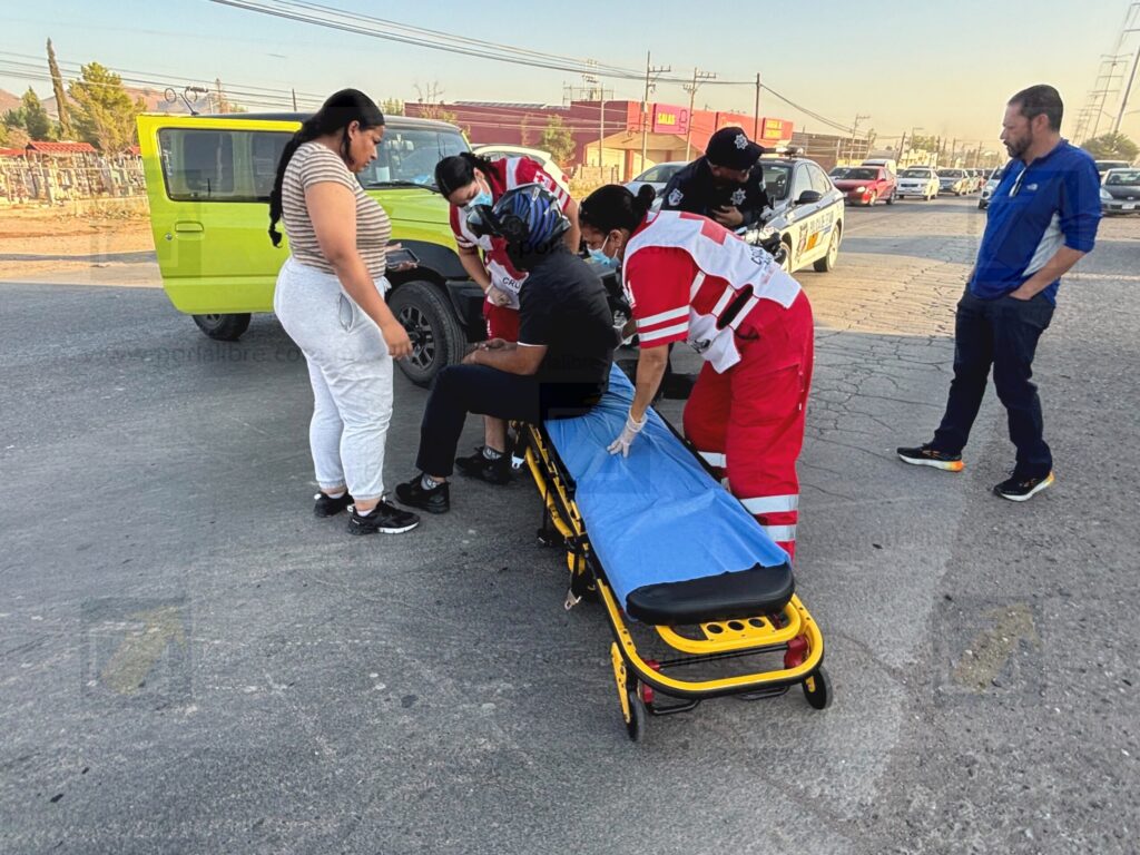 Motociclista resulta lesionado tras fuerte choque contra camioneta en el boulevard Juan Pablo II