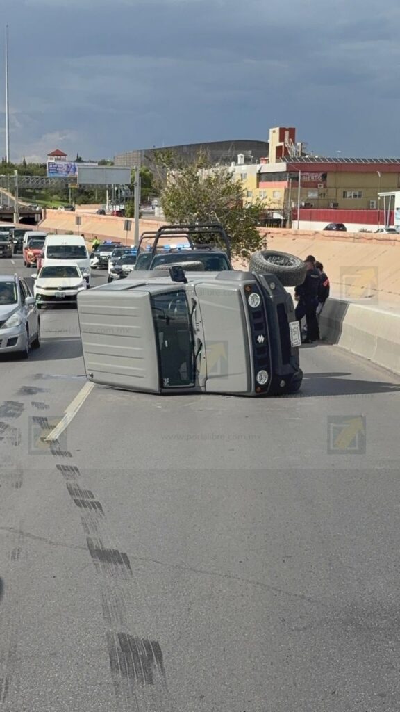 Choque termina en volcadura al inicio del puente de la avenida Mirador