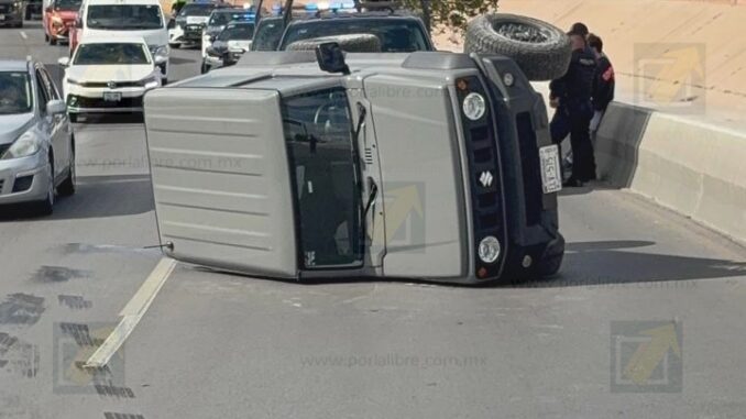 Choque termina en volcadura al inicio del puente de la avenida Mirador