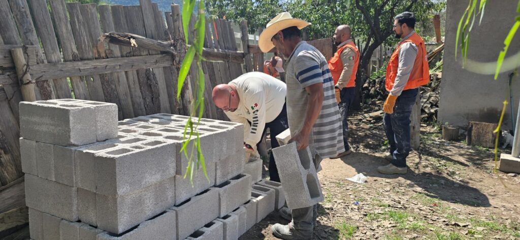 Entrega Estado apoyos emergentes y materiales de construcción a familias afectadas por lluvias en Temósachic