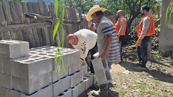 Entrega Estado apoyos emergentes y materiales de construcción a familias afectadas por lluvias en Temósachic