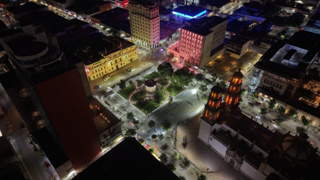 Ilumina Municipio de amarillo la Plaza de Armas por inicio de actividades del mes de prevención del sµicidi∅