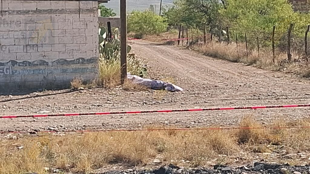 Hallan cuerpo envuelto en una colcha a un costado de la carretera Chihuahua-Juárez