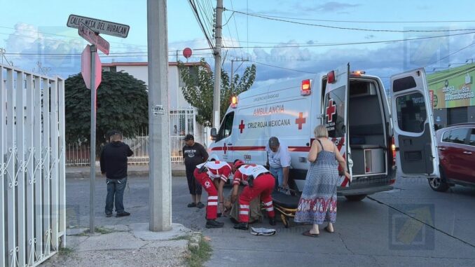 Conductora de motoneta termina lesionada tras maniobra para evitar choque