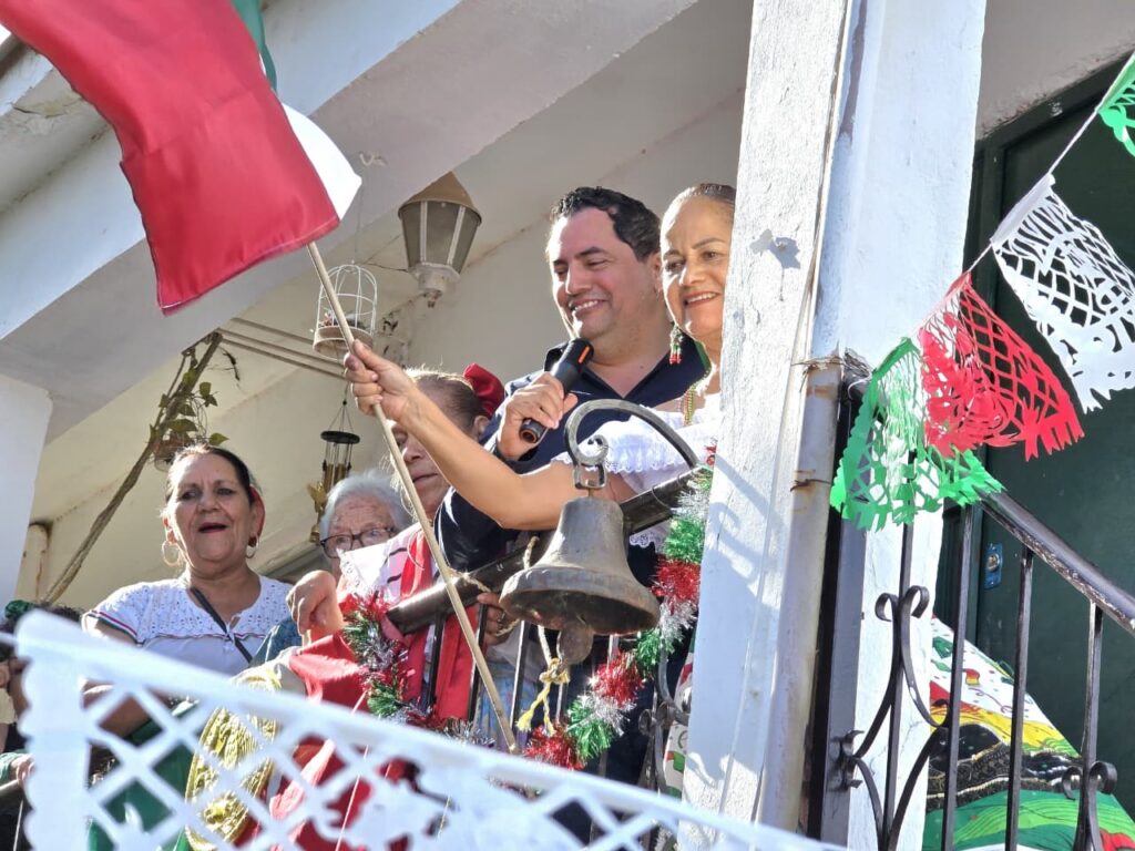 Da el «Grito» Alan Falomir con abuelitos de la colonia Villa Juárez