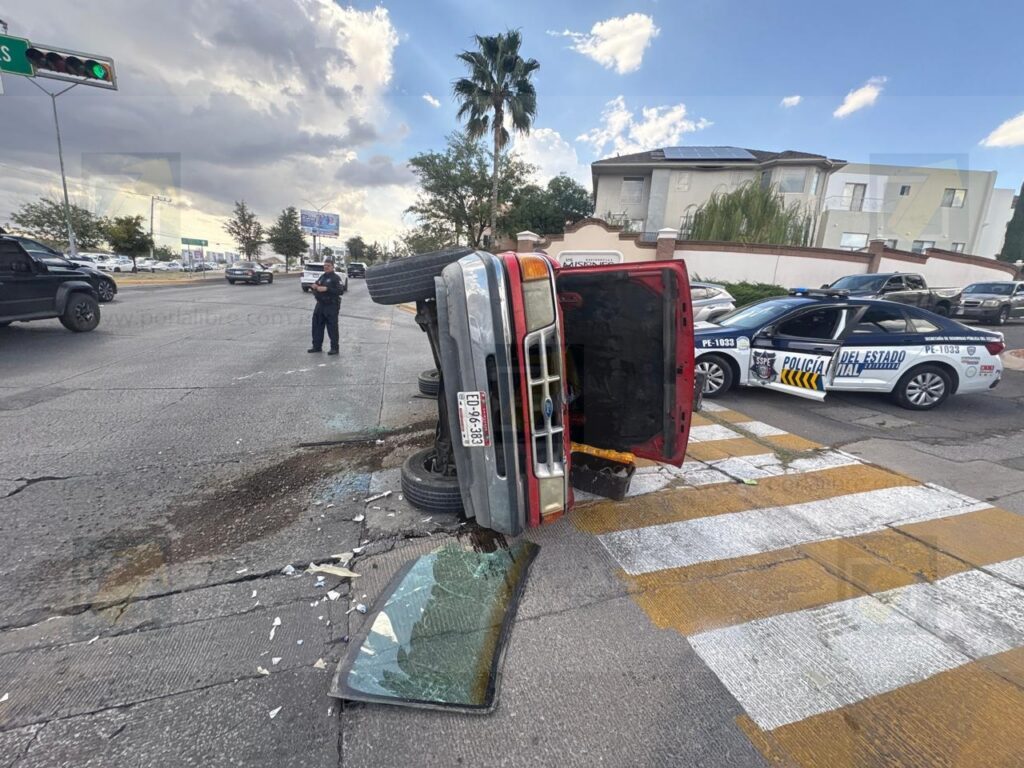 Vuelca pick up tras fuerte choque en la avenida Cantera y Tomás Valles