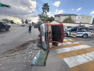 Vuelca pick up tras fuerte choque en la avenida Cantera y Tomás Valles