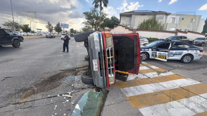 Vuelca pick up tras fuerte choque en la avenida Cantera y Tomás Valles
