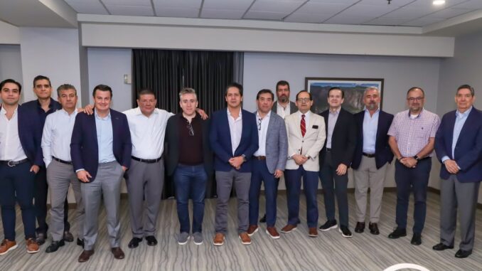 Se reúne César Jáuregui con integrantes de CAPRIN Chihuahua