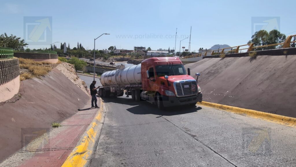 Peso de pipa cargada de gasolina provoca accidente y bloquea acceso a la avenida Politécnico Nacional