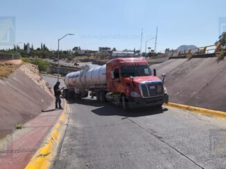Peso de pipa cargada de gasolina provoca accidente y bloquea acceso a la avenida Politécnico Nacional
