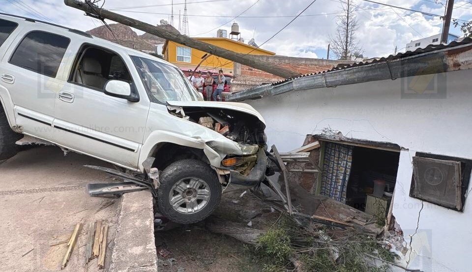 Fuerte choque termina contra domicilio y deja a menor lesionada en la colonia Popular