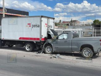 Se impacta contra camión estacionado en la carretera a Chihuahua