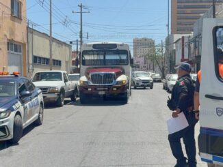Choque entre vehículo de plataforma y camión urbano deja dos lesionados en el centro