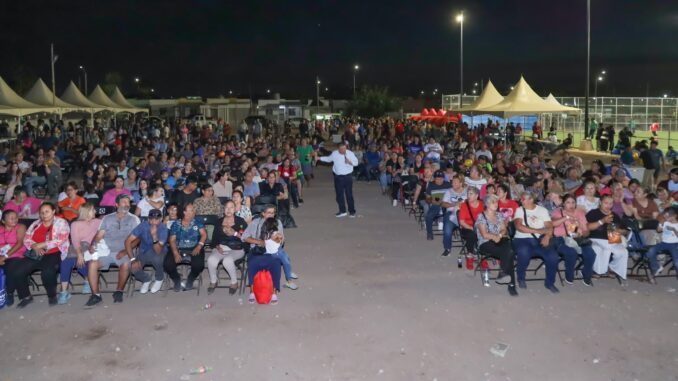 Más de 850 vecinos conviven con César Jáuregui en Fiesta Mexicana de Camino Real