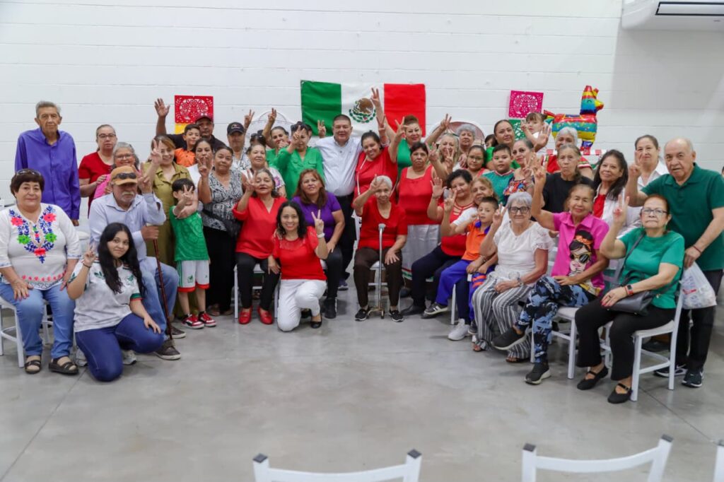 Escucha César Jáuregui a adultos mayores de la Unidad Proletaria