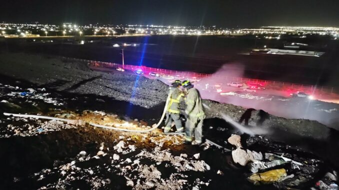 Controlan bomberos incendio en el relleno sanitario