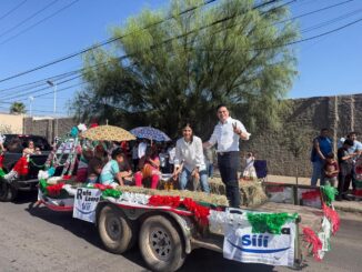 Festeja Rafa Loera la Independencia en La Concordia junto a vecinos del sur de la ciudad