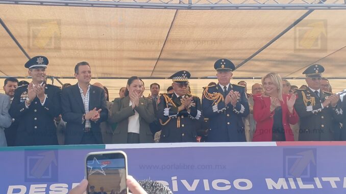Maru Campos encabeza desfile por el 216 Aniversario de la Independencia de México