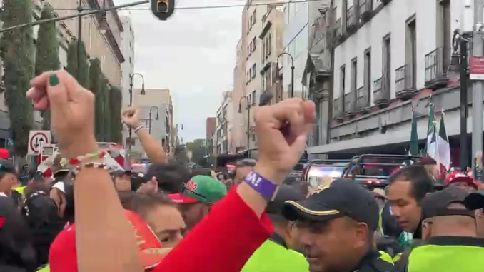 Sheinbaum intenta callar rechiflas y m€ntadas con un brazalete para acceso al zócalo
