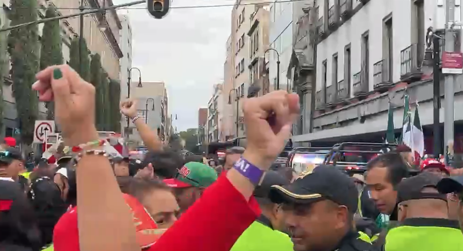 Sheinbaum intenta callar rechiflas y m€ntadas con un brazalete para acceso al zócalo
