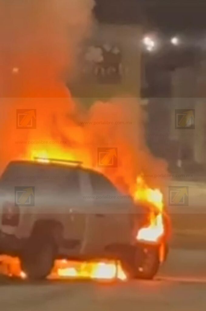 Camioneta de la JMAS termina consumida por el fuego en la avenida Romanzza