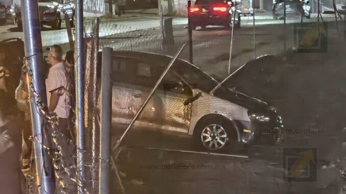 Conductora ebria termina encampanada tras choque en la colonia El Saucito