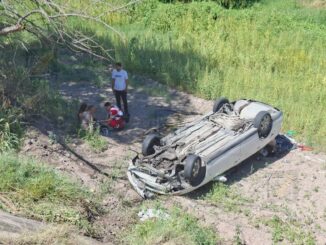 Mujer vuelca dentro del canal Chuvíscar; dos lesionados