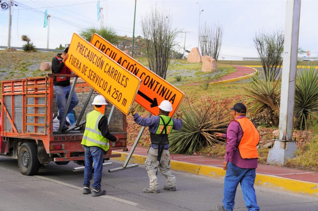Instalan señalamiento preventivo por carriles fuera de servicio en Teófilo Borunda Centro-Reliz