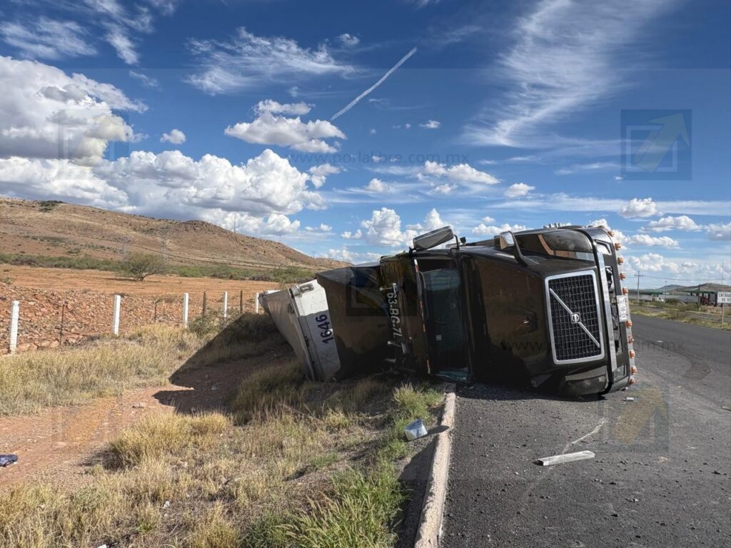 Tráiler cargado con azúcar y llantas en la carretera a Delicias; surge la rapiña