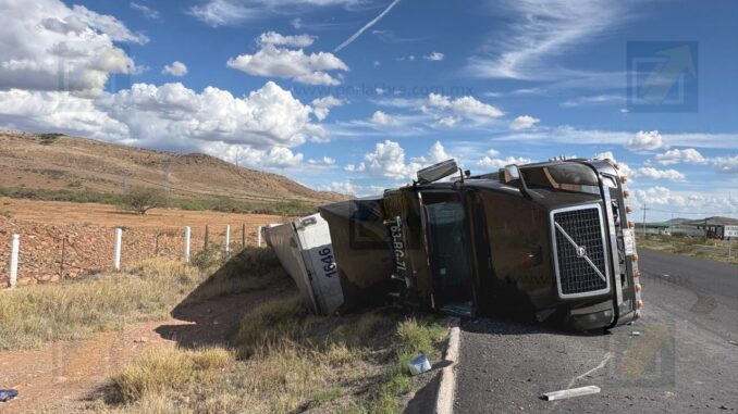 Tráiler cargado con azúcar y llantas en la carretera a Delicias; surge la rapiña