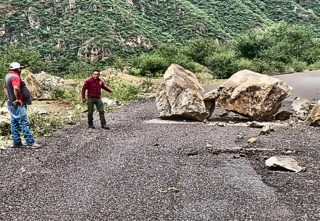 Atiende SCOP afectaciones en carreteras ocasionadas por las lluvias