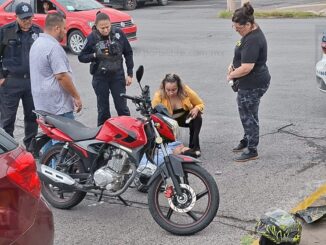 Motociclista derrapa en pavimento mojado y termina en el suelo