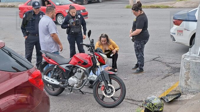 Motociclista derrapa en pavimento mojado y termina en el suelo