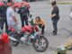 Motociclista derrapa en pavimento mojado y termina en el suelo