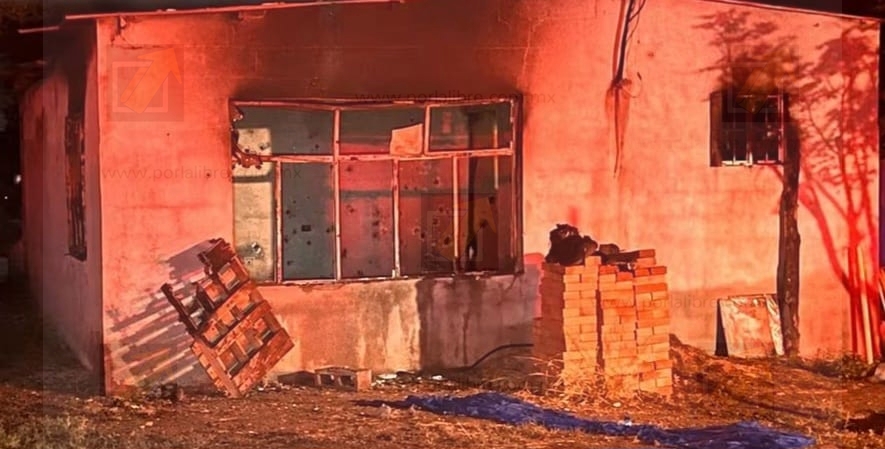Incendio consume vivienda y una pickup tras ataque a balazos en La Mesa de Aldama