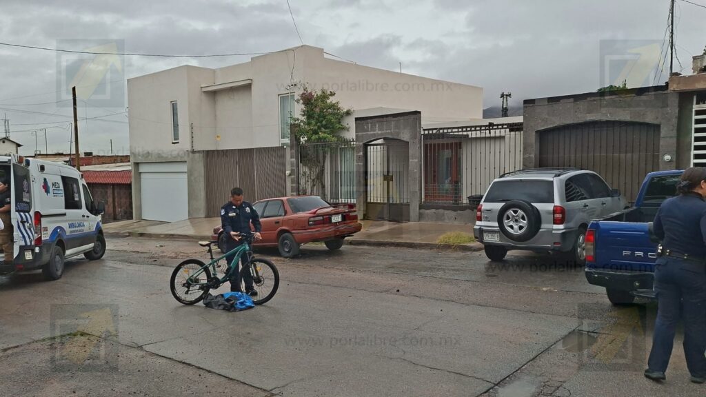 Ciclista termina en el pavimento tras ser arrollado por una pick up en zona Centro