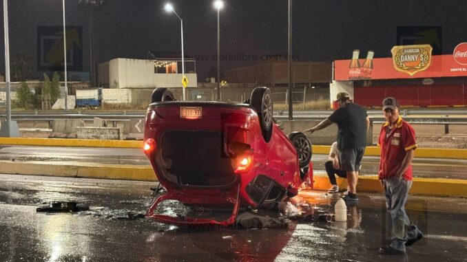 Joven vuelca su automóvil tras chocar contra el camellón en la avenida Los Nogales