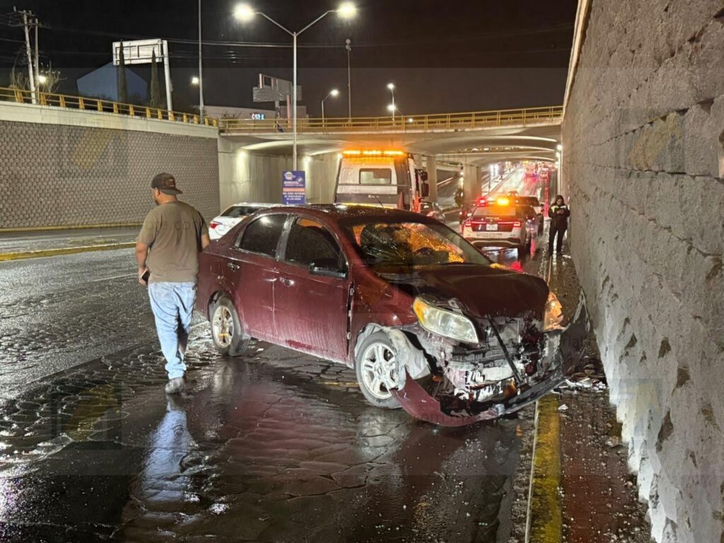 Conductora choca contra muro de contención en el paso inferior de la avenida Tecnológico