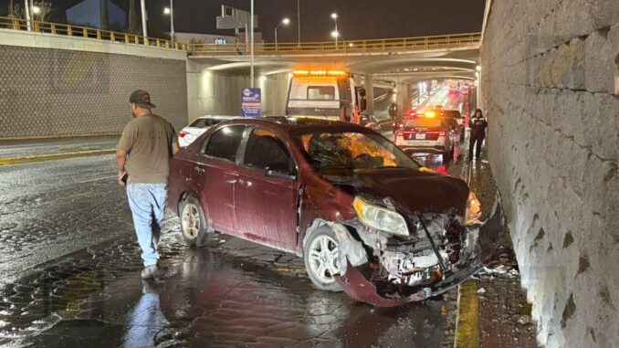 Conductora choca contra muro de contención en el paso inferior de la avenida Tecnológico