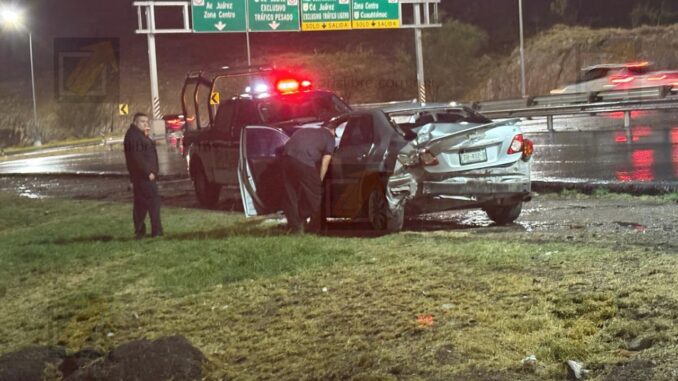 Lluvia provoca derrape y choque contra poste en la carretera Chihuahua-Aldama