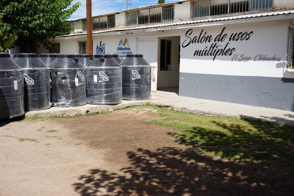 Entrega Municipio tinacos y calentadores solares en hogares de la zona rural
