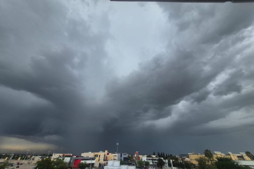 Se mantiene pronóstico de lluvias de hasta 75 mm acompañadas de actividad eléctrica, viento y granizo