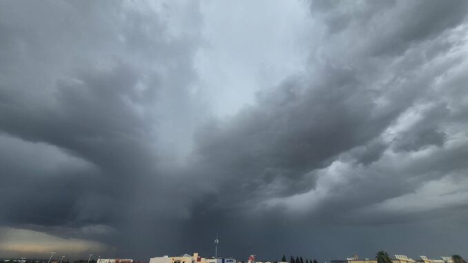 Se mantiene pronóstico de lluvias de hasta 75 mm acompañadas de actividad eléctrica, viento y granizo