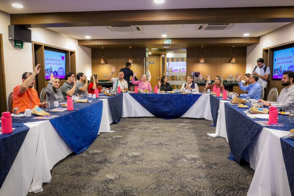 Presenta Karina Olivas informe de actividades al Consejo del DIF