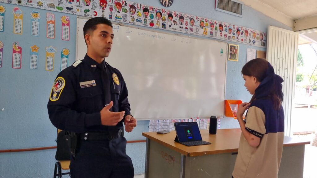 Policía Municipal crea simulador para enseñar a estudiantes a pedir ayuda al 9-1-1